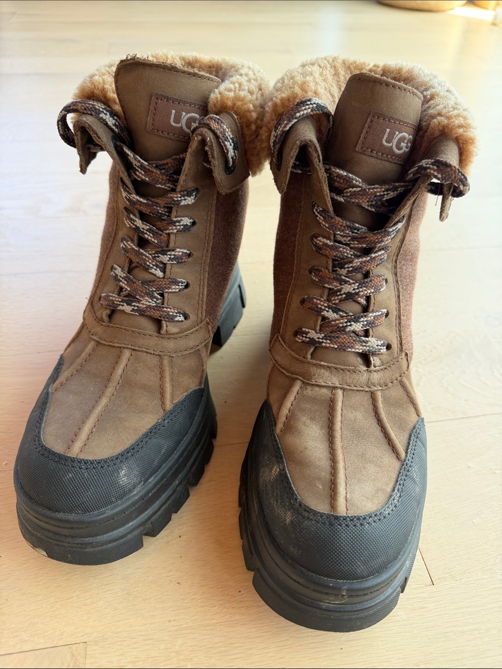 UGG - Picture 2 of 12